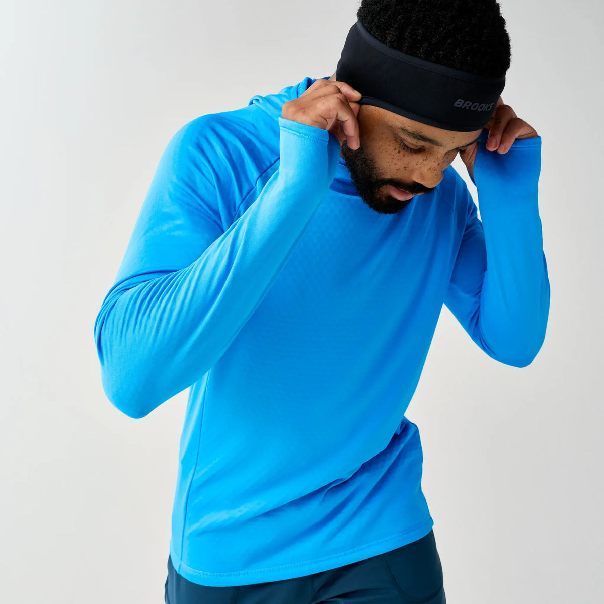 Brooks Momentum Thermal chandail à capuchon de course à pied pour homme – Bleu Cyber (vue de côté)