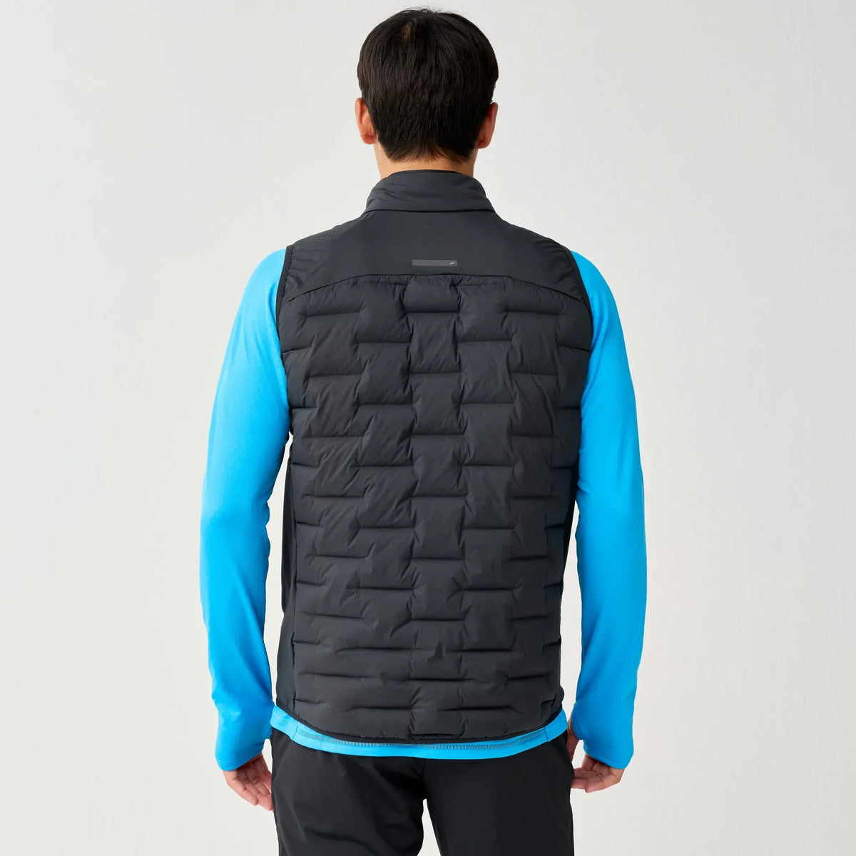 Brooks Momentum Thermal veste sans manches de course à pied pour homme – Noir (vue arrière)