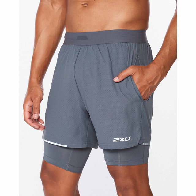 2XU 2XU Aero 2 en 1 shorts de course à pied 5 pouces pour homme