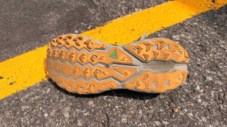 Paire de chaussures de course de trail Brooks usées, à remplacer