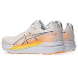 ASICS Gel-Kayano 33 pour homme, coloris blanc et orange - vue de trois quarts