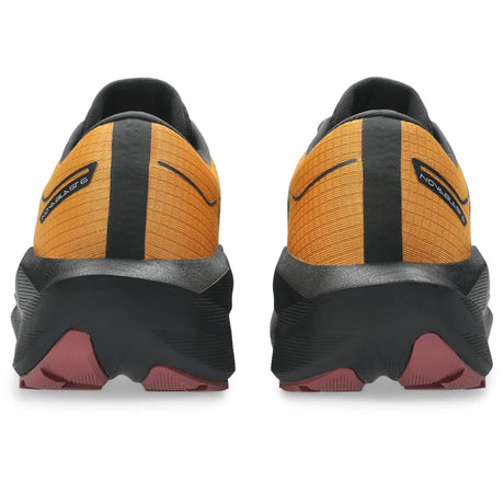 ASICS Novablast 6 GTX pour homme, coloris beige sandstorm et noir - vue arrière