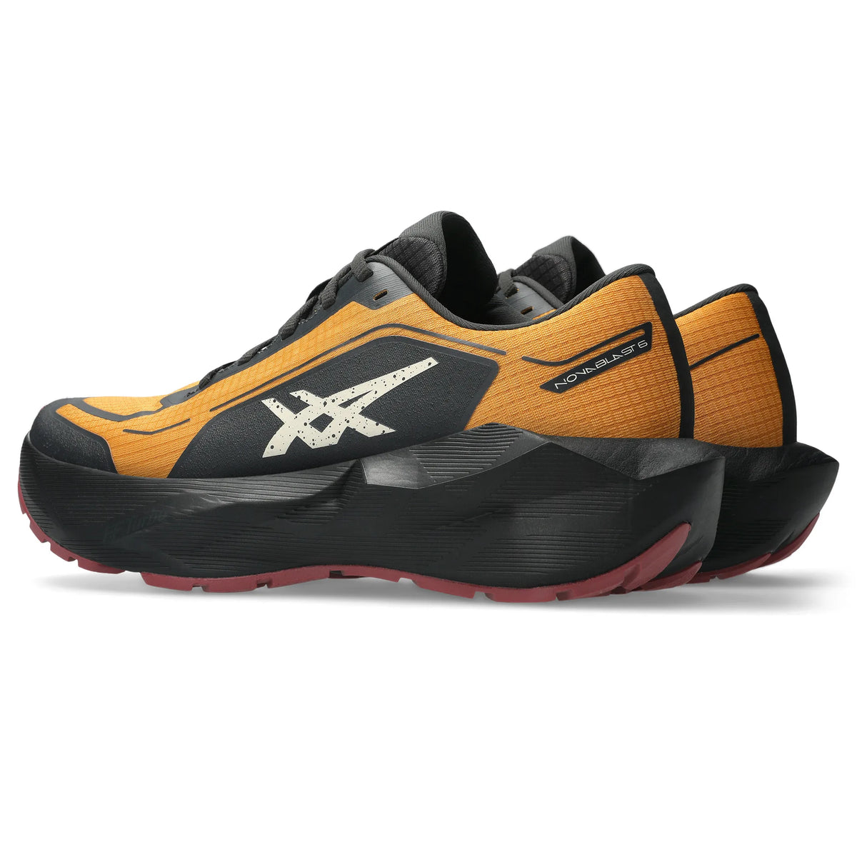 ASICS Novablast 6 GTX pour homme, coloris beige sandstorm et noir - vue de trois quarts