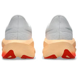 ASICS Novablast 6 pour femme, coloris blanc et corail - vue arrière