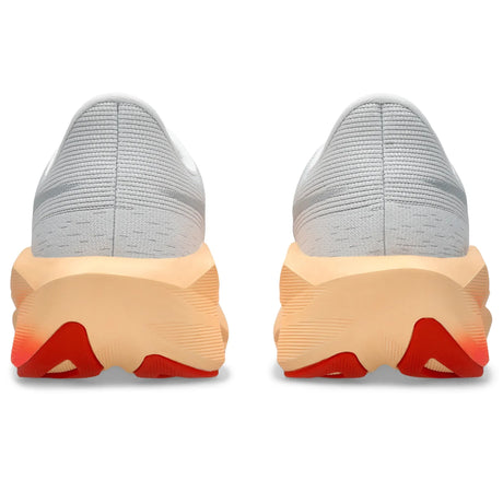 ASICS Novablast 6 pour femme, coloris blanc et corail - vue arrière