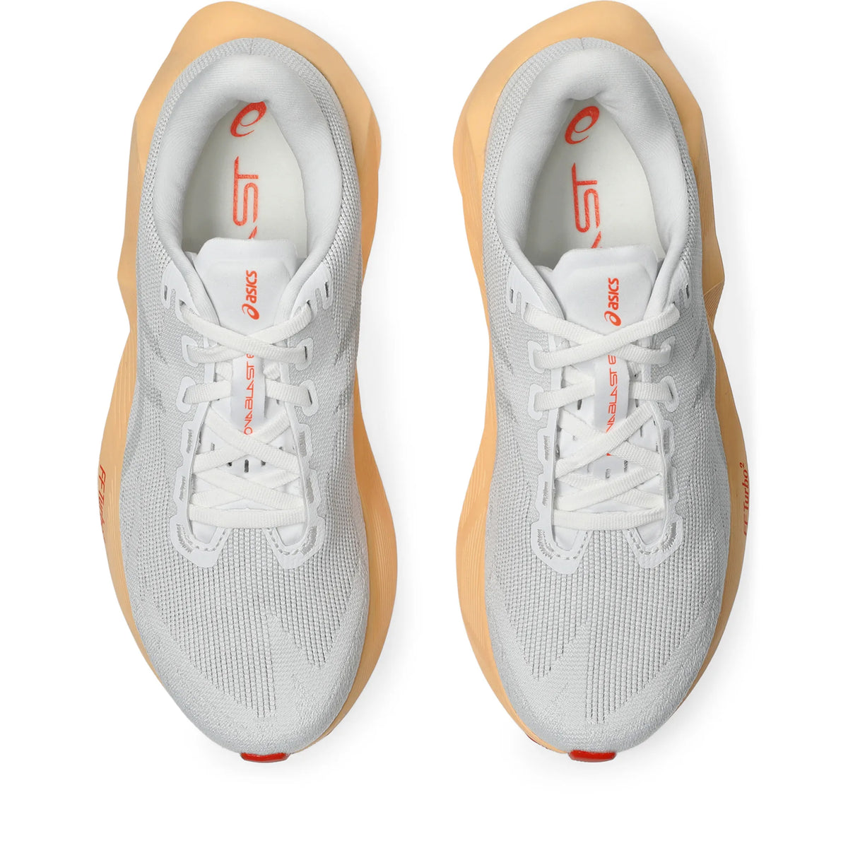 ASICS Novablast 6 pour femme, coloris blanc et corail - vue de dessus