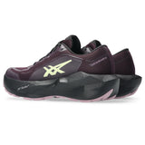 ASICS Novablast 6 GTX pour femme, coloris aubergine et noir - vue de trois quarts