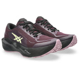 ASICS Novablast 6 GTX pour femme, coloris aubergine et noir - vue latérale extérieure