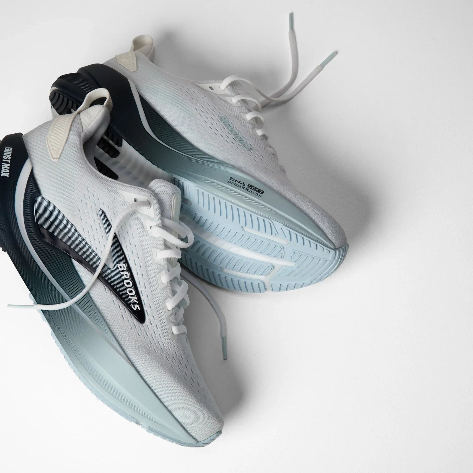 Brooks Ghost Max 4 chaussures de course à pied pour homme - Blanc / Marine / Bleu
