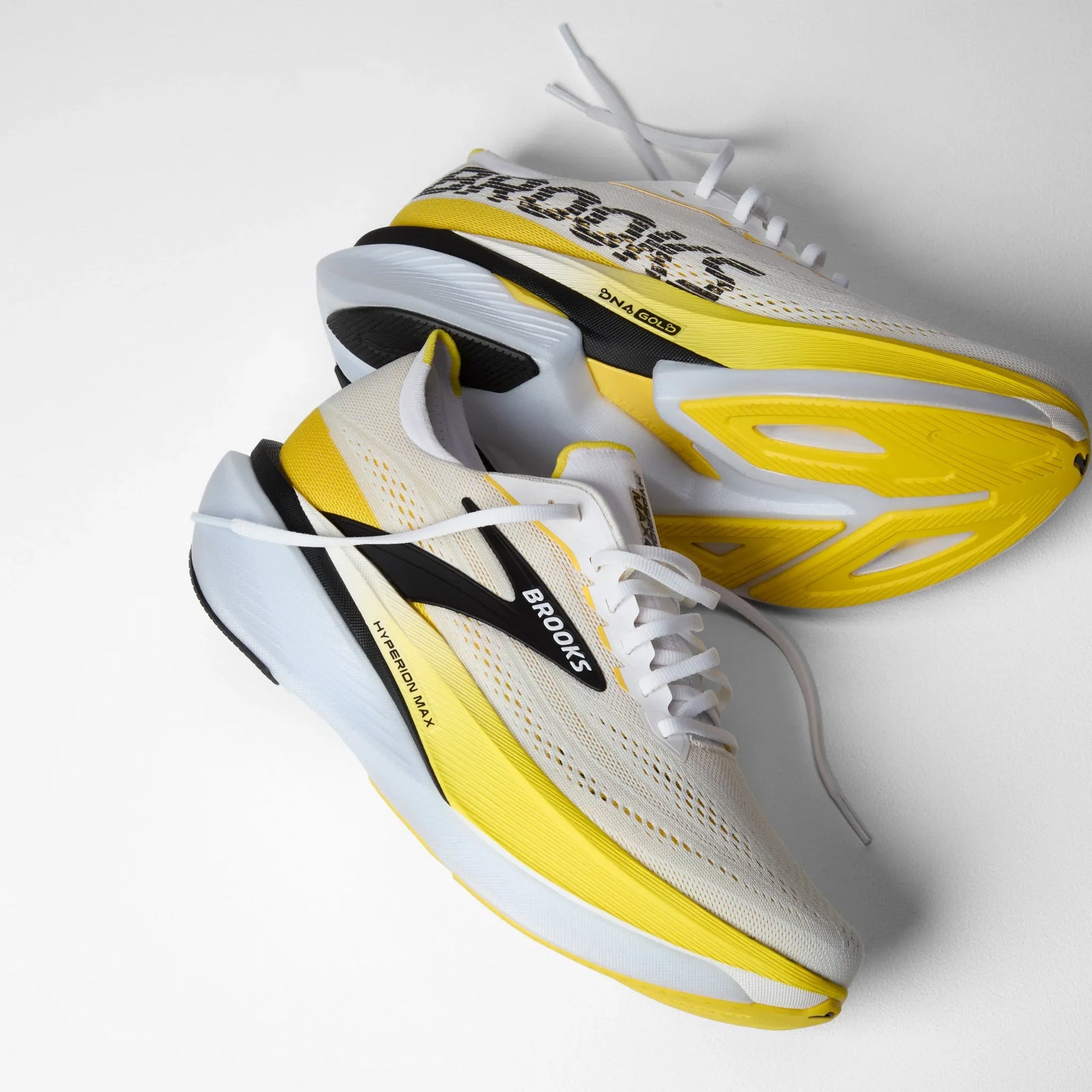 Brooks Hyperion Max 4 chaussures de course à pied pour homme - Blanc / Jaune Cyber / Noir