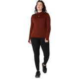 Femme portant le chandail à manches longues sans coutures ASICS Road Winter Singed Red