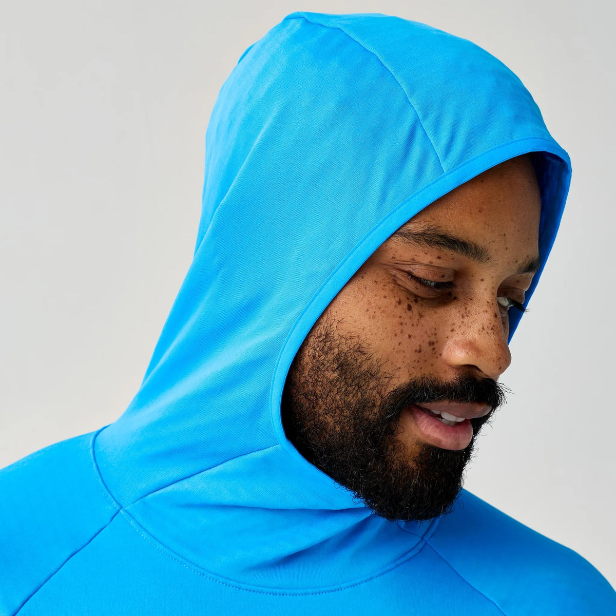 Brooks Momentum Thermal chandail à capuchon de course à pied pour homme – Bleu Cyber (détail 1)