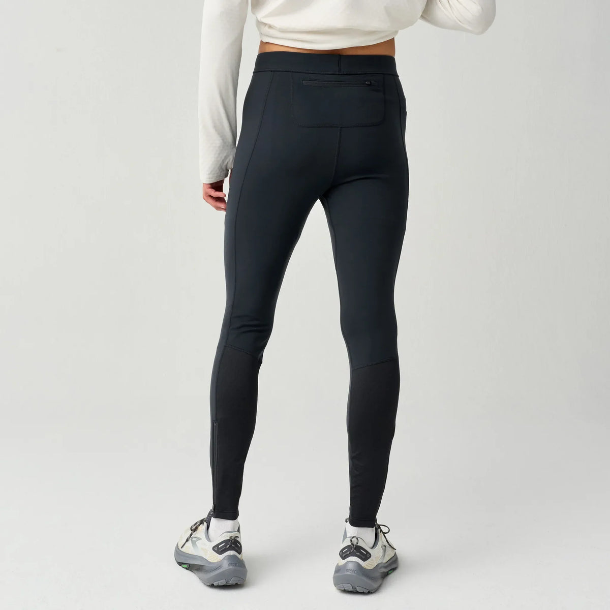 Brooks Momentum Thermal collant de course à pied pour homme – Noir (vue arrière)