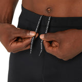 Short de course à pied ASICS Road Sprinter pour homme, coloris Performance Black — gros plan sur la poche cuisse latérale