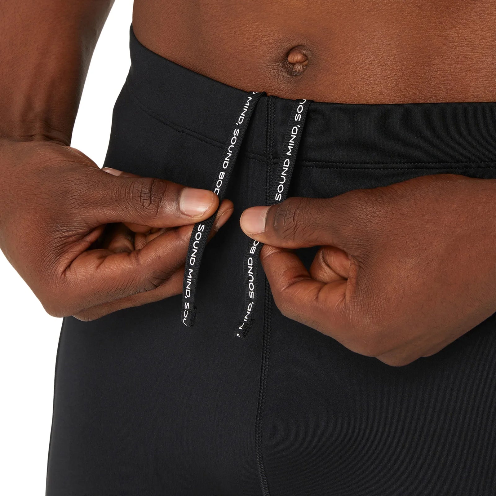 Short de course à pied ASICS Road Sprinter pour homme, coloris Performance Black — gros plan sur la poche cuisse latérale