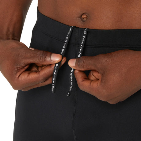 Short de course à pied ASICS Road Sprinter pour homme, coloris Performance Black — gros plan sur la poche cuisse latérale