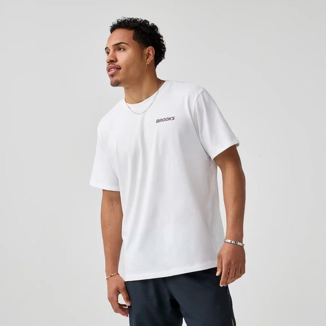 Brooks Graphic t-shirt homme - Blanc / Burgundy Blaze / Cosmic