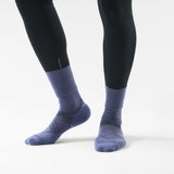 Chaussette de course Smartwool Glow pour femme en laine mérinos, coloris bleu nuit tombante, portée avec des collants de course