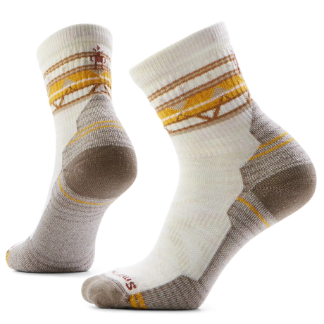 Mi-chaussette de randonnée Smartwool Fox Meadow pour femme en laine mérinos, coloris taupe naturel avec motif renard et montagnes