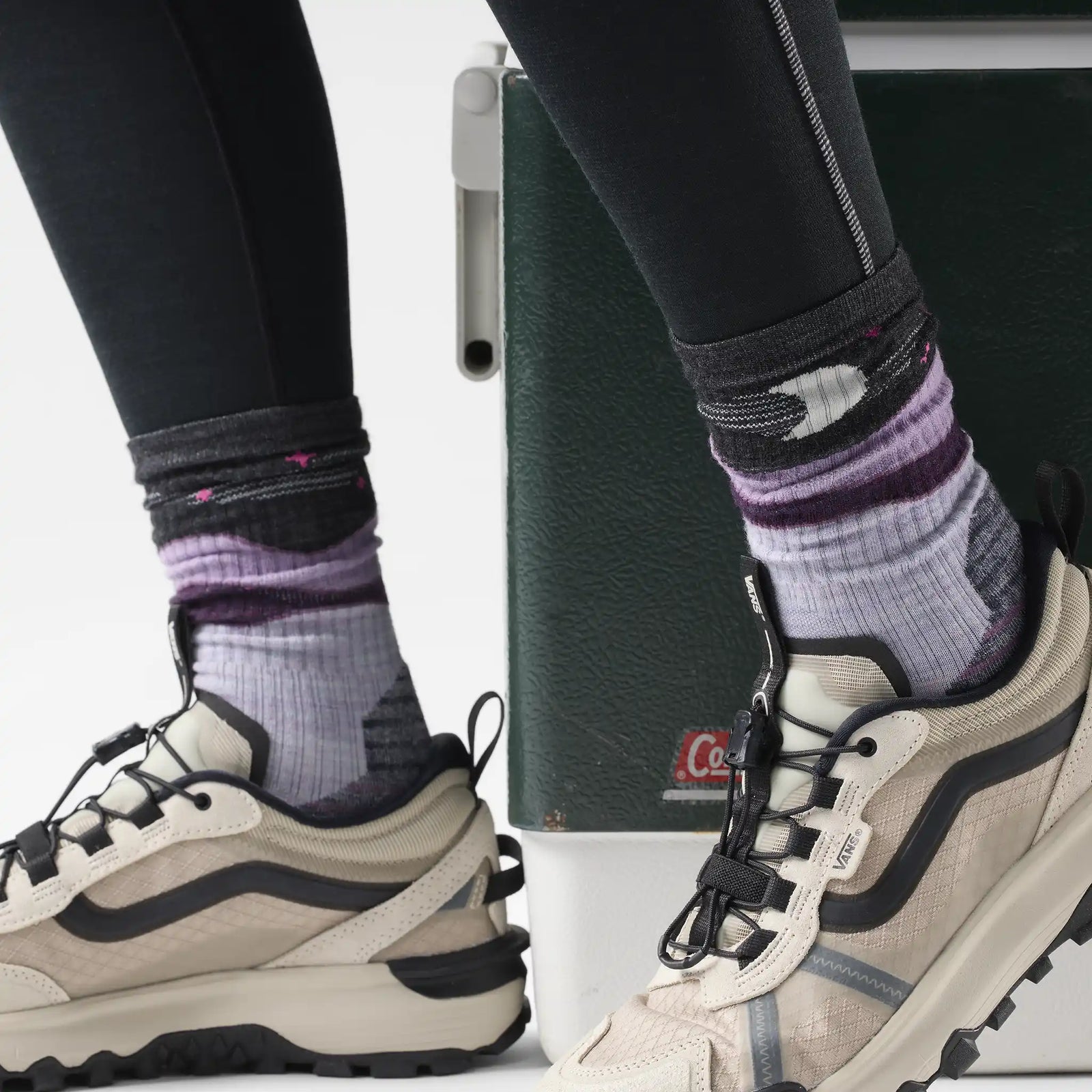 Chaussette de randonnée Smartwool Lunar Trek pour femme en laine mérinos, coloris éclipse violette avec motif huard et lune, portée avec des espadrilles